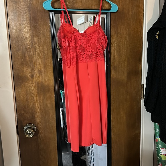 Red dress - Picture 3 of 3